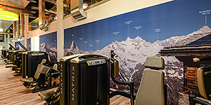 Grosses Panoramafoto als Wandbild in Fitnesszentrum.