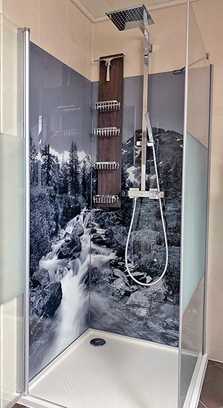 Dusche mit Wasserfall-Panoramafoto in Schwarz/Weiss auf Rückwand.