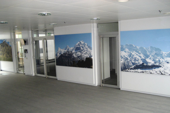 Alpenpanorama als Wandbild im Eingangsbereich einer Firma