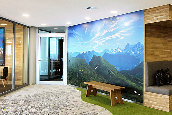 Alpenpanorama als Wandbild im Eingangsbereich einer Firma.