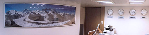 Panoramafoto einer Berglandschaft im Empfangsbereich einer Firma