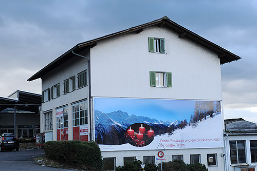 Grosses winterliches Bergpanorama als Fassadenbild.