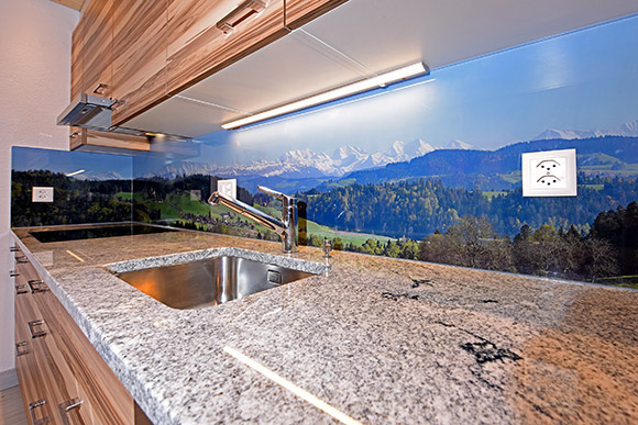 Alpenpanorama mit Schloss auf Küchenrückwand aus Glas