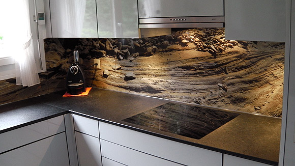 Küchenspiegel aus Glas mit Panoramabild von Strukturen von Fels.