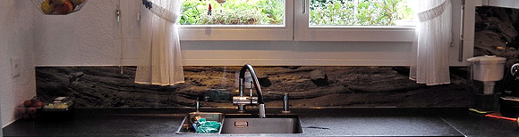 Küchenspiegel aus Glas mit Panoramafoto von Strukturen von Fels.