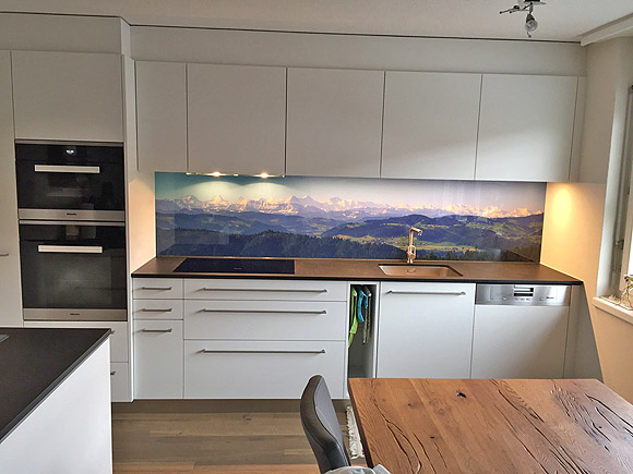 Foto einer Landschaft auf Küchenrückwand aus Glas.