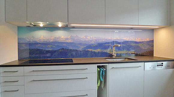 Panoramafoto einer Landschaft auf Küchenrückwand aus Glas.