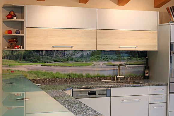 Panoramabild einer Naturlandschaft auf Küchenrückwand aus Glas