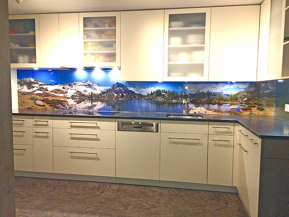 Panoramafoto eines Bergsees auf Küchenrückwand aus Glas