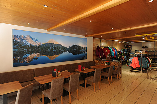 Wechselbare Panoramafotos auf Textil im Sport Cafe Ernen
