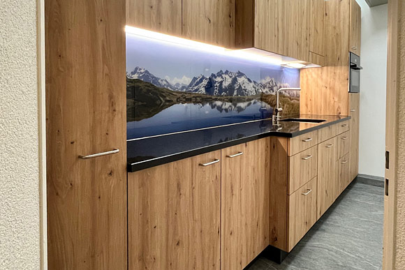 Berglandschaft mit Spiegelung in Bergsee auf Küchenrückwand aus Glas