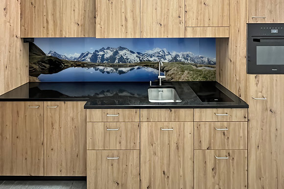 Kleiner See in Berglandschaft auf Küchenrückwand aus Glas