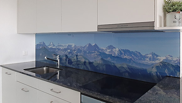Küchenrückwand mit Berner Alpen als Motiv.