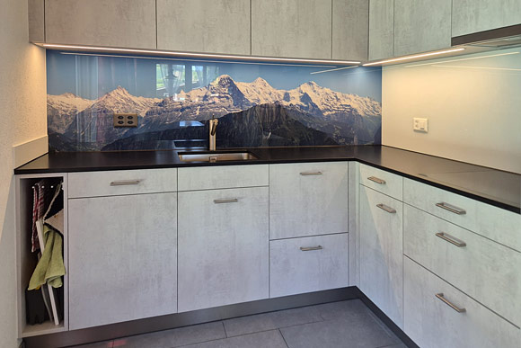 Küchenrückwand mit den Berner Alpen in Farbe als Motiv.