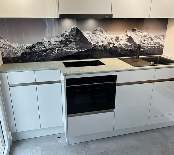 Dreigestirn (Eiger, Mönch und Jungfrau) in Schwarz/Weiss auf Küchenrückwand aus Glas