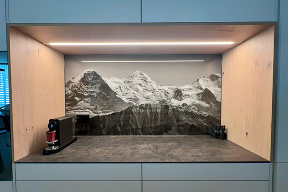 Die Rückwand aus Glas mit Eiger, Mönch und Jungfrau in Schwarz/Weiss.