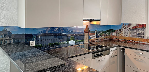 Pilatus, Wasserturm, Kapellbrücke und Luzerner Altstadt als Motiv auf Küchenrückwand.