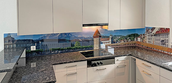 Küchenrückwand aus Glas mit Luzern als Motiv.