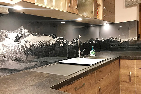 Monte Rosa Massiv in Schwarz/Weiss auf Küchenrückwand aus Glas