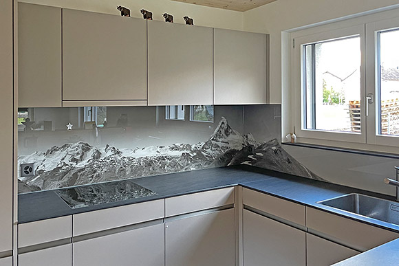 Castor, Pollux, Breithorn und Matterhorn in Schwarz/Weiss auf Küchenrückwand aus Glas