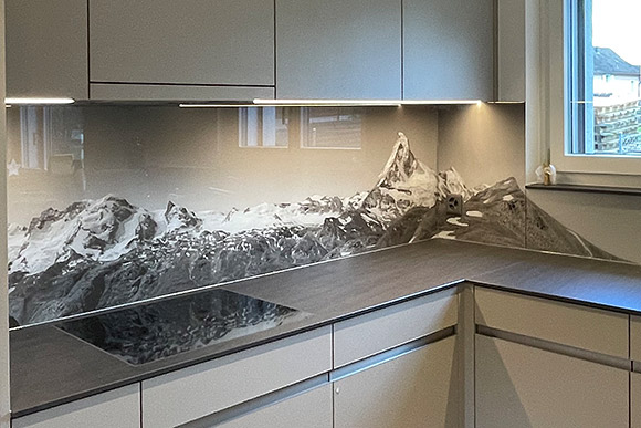 Matterhorn und Co. in Schwarz/Weiss auf Küchenrückwand aus Glas