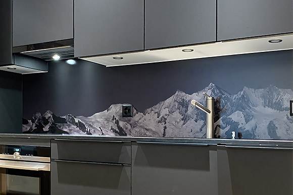 4000er oberhalb Saas Fee in Schwarz/Weiss auf Küchenrückwand aus Glas