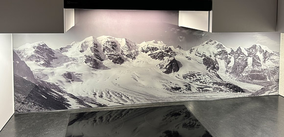 Die Küchenrückwand mit Piz Palü und Piz Bernina in Schwarz/Weiss als Motiv.