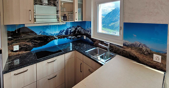 Küchenrückwand mit Spiegelung einer unberührten Berglandschaft in kleinem Bergsee als Motiv.