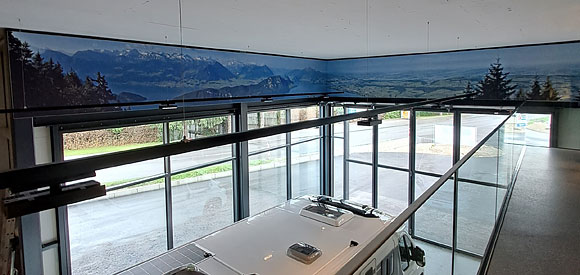 Langes Panoramafoto der Zentralschweiz als Gestaltungselement in Ausstellungsraum für Wohnmobile.