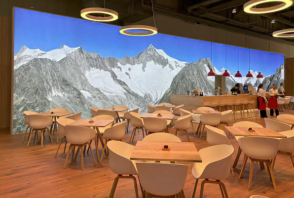 Hinterleuchtetes Panoramafoto vom Grossen Aletschgletscher als Rückwand eines Messestandes.