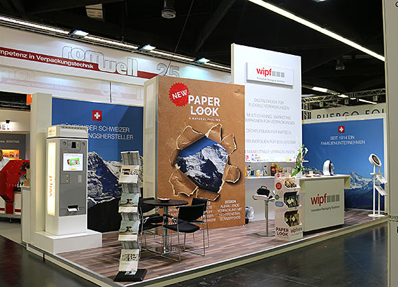 Panoramafoto von Eiger, Mönch und Co am Messestand der Wipf AG