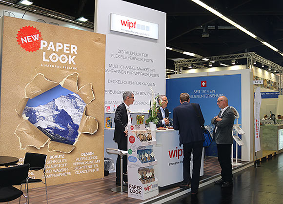 Panoramawand mit Eiger, Mönch und Co am Messestand der Wipf AG