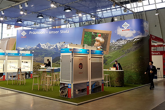 Sehr grosses Panoramafoto der Berner Alpen als Rückwand eines Messestandes.
