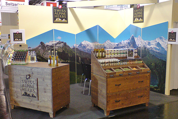 Faltbare Panoramawand am Messestand von Swiss Alpine Herbs