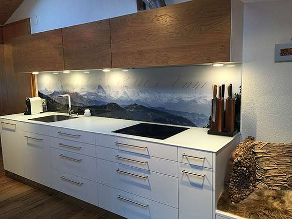 Beschriftetes Alpenpanorama auf Küchenrückwand aus Glas