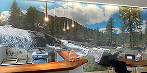 Grosses Panoramafoto als Wandbild im Empfangsbereich einer Firma.