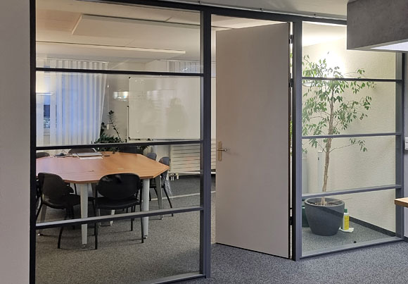 Sichtschutz in Besprechungszimmer: Ausgangslage.