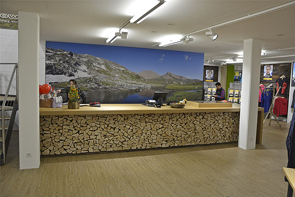 Wandbild einer Berglandschaft im Sportgeschäft der OutdoorLand AG, Mönchaltdorf.