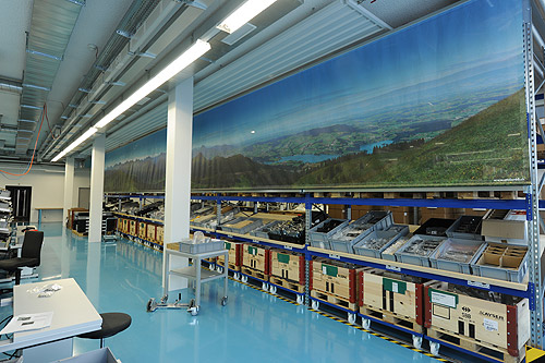 Grosse Panoramabilder als Trennwände in Produktionshalle.