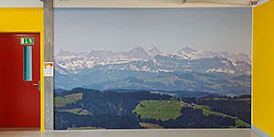 Hochaufgelöstes Panoramafoto der Berner Alpen mit den Emmentaler Hügeln im Vordergrund.