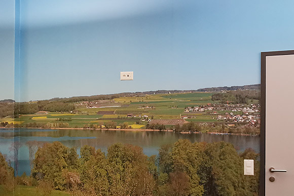 Panoramafoto von Hallwilersee und Umgebung als Wandbild in Aufenthaltsraum.