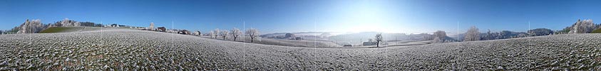 P001740: Panoramabild Emmental: Winterlandschaft mit Bauernhof und Raureif