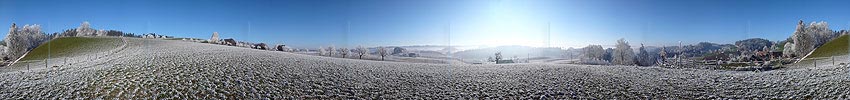 P001741: Panoramaaufnahme Emmental: Winterlandschaft mit Bauernhof, Bäumen und Raureif