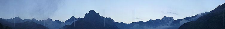 P002496: Panoramabild Abendstimmung mit Bergkette