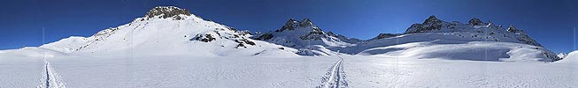 P003181: Panoramafoto Winterliche Berglandschaft mit Skitourenspur