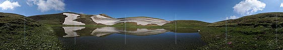 P003853: Panoramabild Spiegelung eines Schneebandes in Bergsee