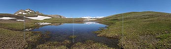 P003860: Panoramabild Kleiner See in lieblicher Berglandschaft