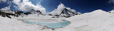 P009902: Panoramafoto Hellblaues Wasser in Bergsee