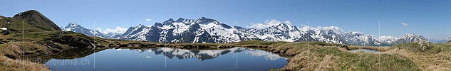 P010099a: Panoramafoto Spiegelung einer Berglandschaft in kleinem Bergsee