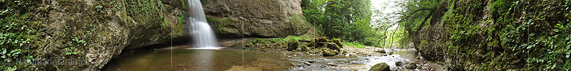 P010218b: Panoramabild Feiner Wasserfall in idyllischer Umgebung (Langzeitbelichtung)